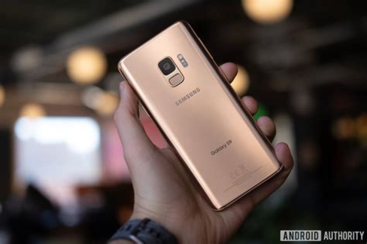 Visible Review Samsung Galaxy S9 A Samsung Galaxy S9 in front of a brick wall with the Visible logo on the display.