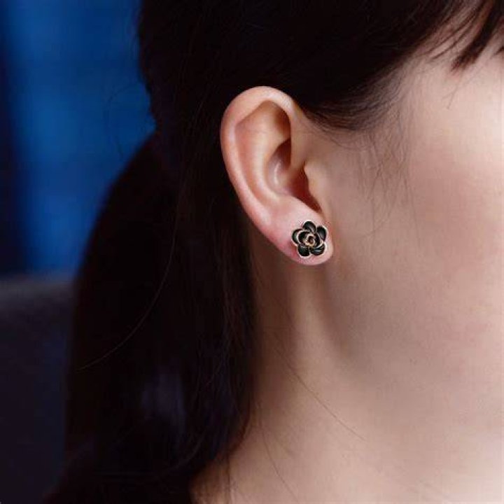 AllenCOCO 18K Gold Plated Black Rose Flower Stud Earrings