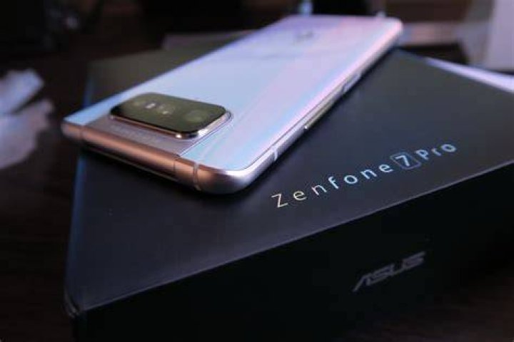 Asus Zenfone 7 Pro focused on the asus logo Asus Zenfone 7 Pro focused on the asus logo