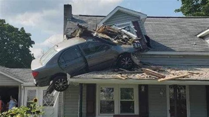Car Crashes Into Wallingford Apartment Complex Damaging Structure