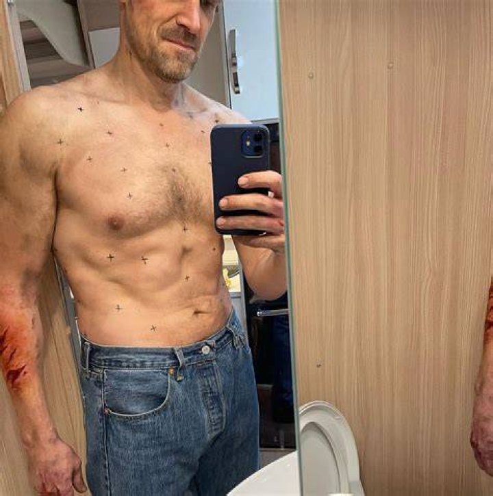 David Harbour taking a shirtless selfie in a mirror.