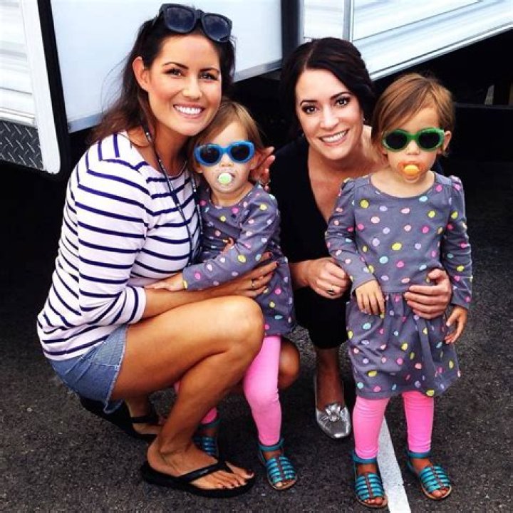 Does Paget Brewster have a tattoo? Is Paget Brewster dyslexic? ABTC
