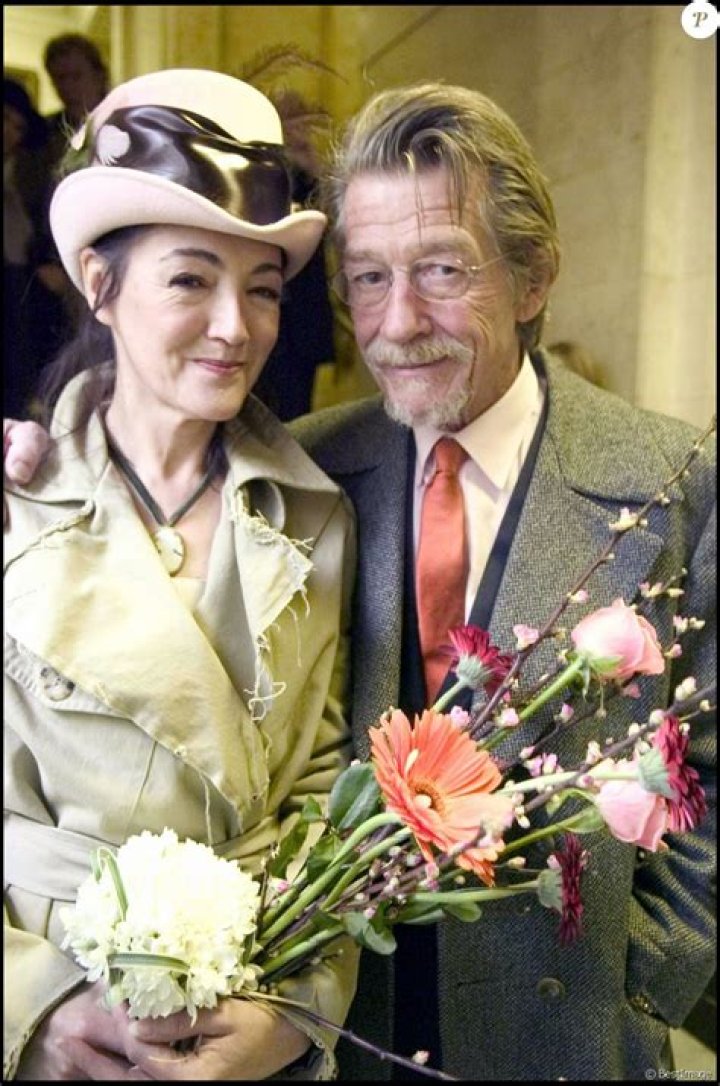 Exclusif John Hurt et Anwen ReesMyers lors de leur mariage &agrave;