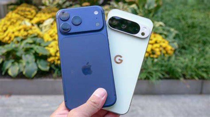 Google Pixel 4 vs iPhone 11 home screen