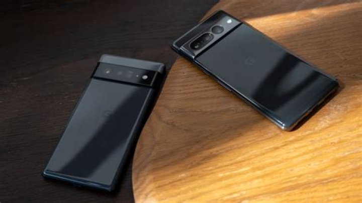 Google Pixel 6 Pro vs Samsung Galaxy S21 Ultra backs outside