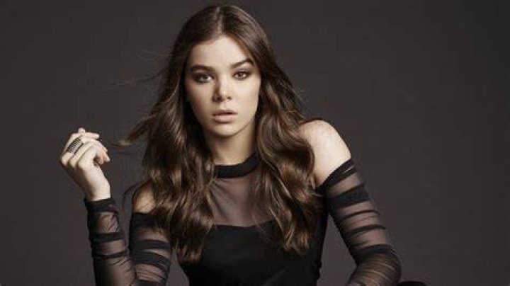 Hailee Steinfeld Bio Age Net Worth Height In Relation vrogue.co