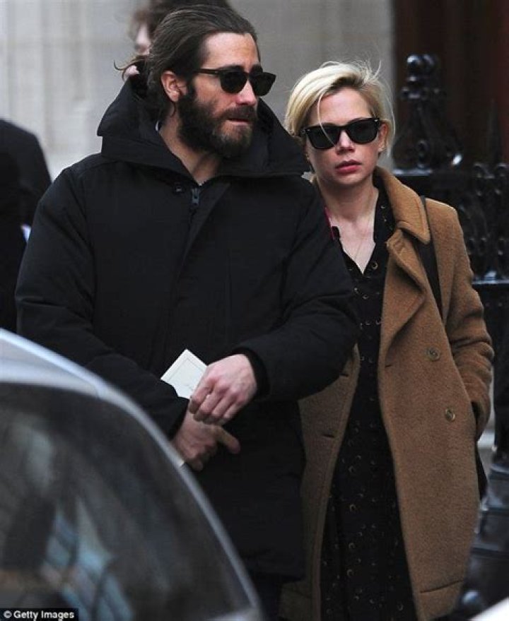 heath ledger funeral Google Search Jake gyllenhaal, Michelle williams, Jake