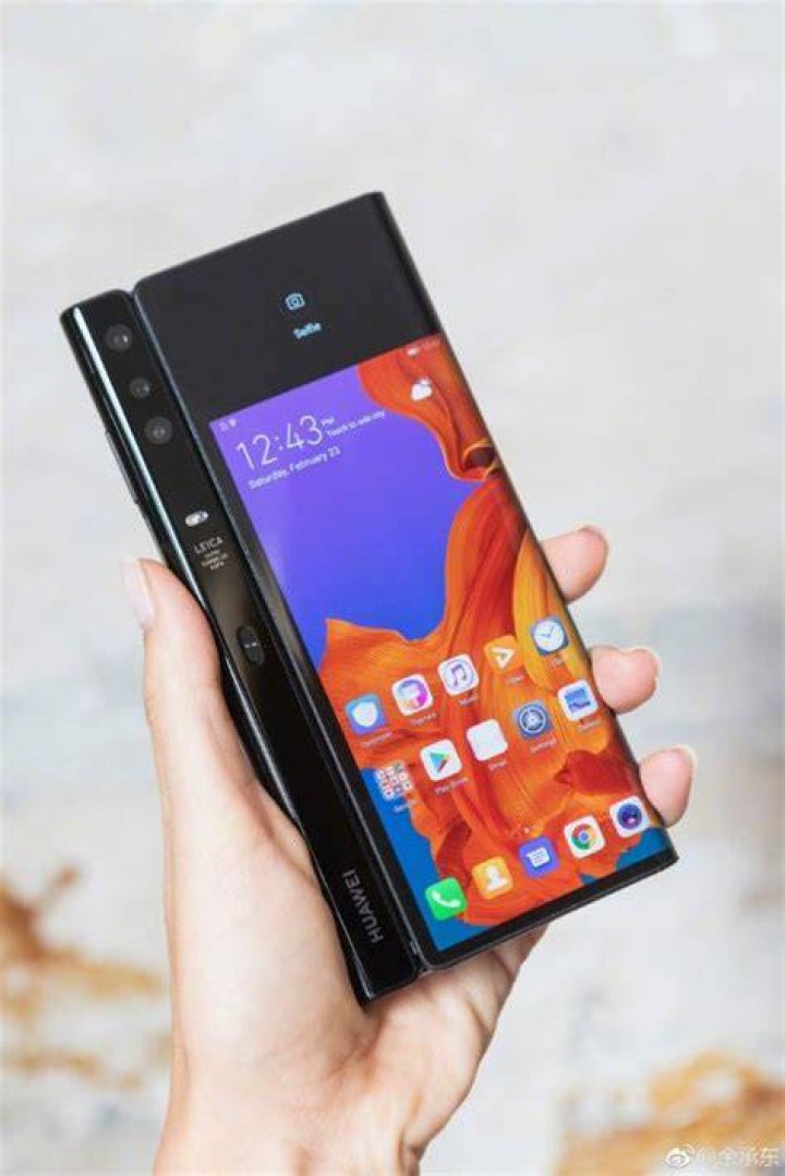 Huawei Mate X Foldable Phone Hands On display folded