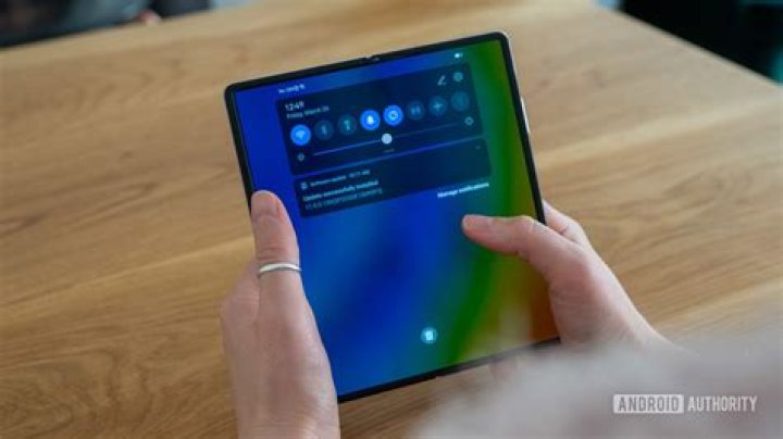Huawei Mate X2 review notifications open on main internal screen - Failed to obtain ip address error