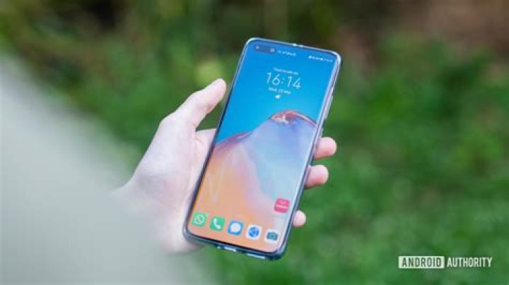 Huawei P40 Pro Peeking over shoulder to the home screen Huawei P40 Pro Peeking over shoulder to the home screen