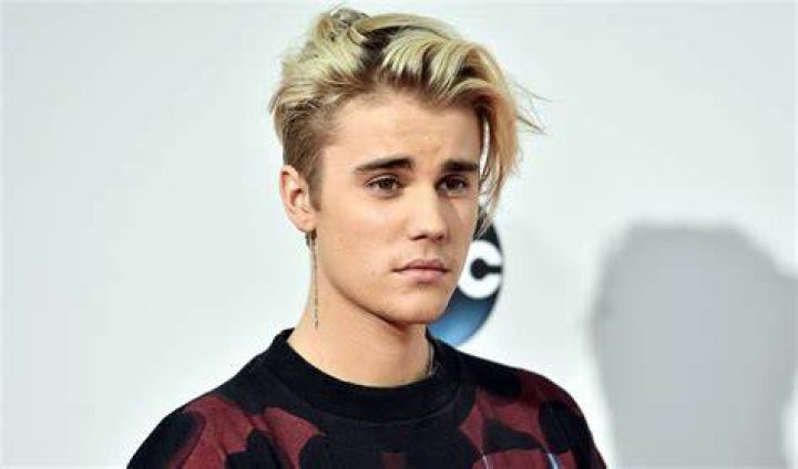 Is Justin Bieber Dead? This Site Has the Constantly Calling Wolf Mic