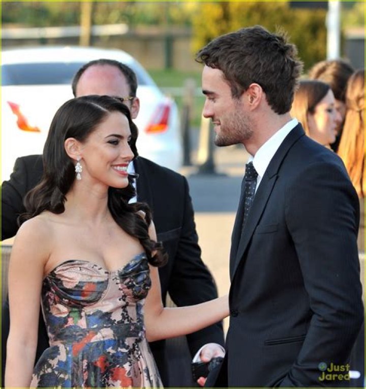 Jessica Lowndes and Thom Evans make their red carpet debut as a couple