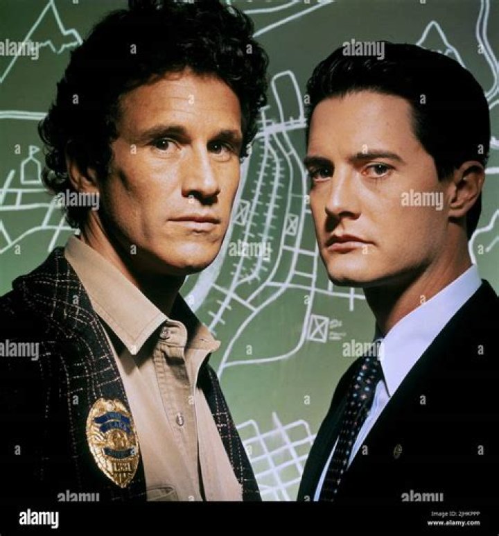 Kyle MacLachlan and Michael Ontkean at a table of donuts and coffee in Twin Peaks - shopws like outer range