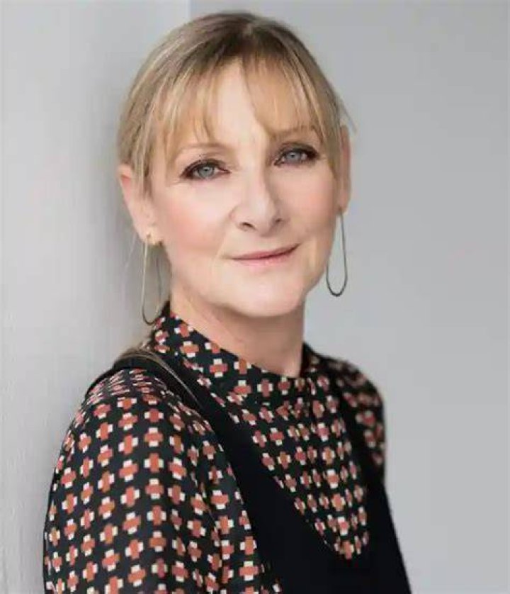 Lesley Sharp Bio, Net Worth, Husband, Family, Age, Facts, Awards