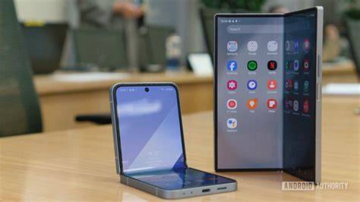 new samsung galaxy foldable smartphone flip phone samsung developer conference 2019 2 new samsung galaxy foldable smartphone flip phone samsung developer conference 2019 2