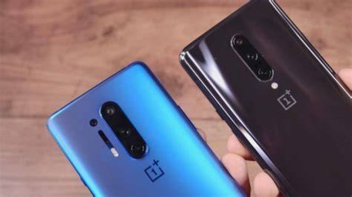 OnePlus 8 Pro vs OnePlus 8 screens OnePlus 8 Pro vs OnePlus 8 screens