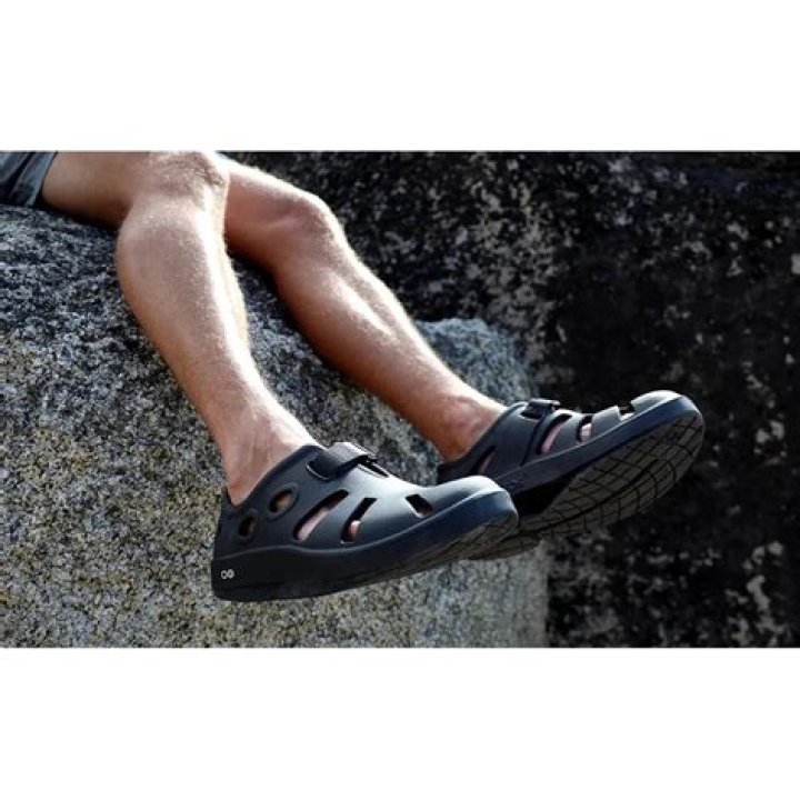 Oofos Oocandoo Sandal