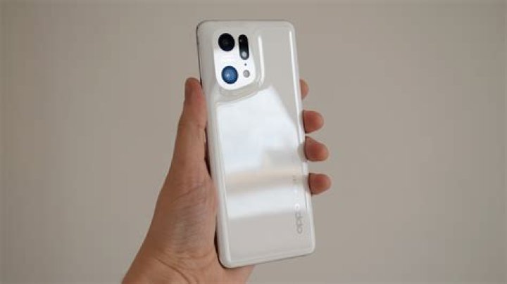 Oppo Find X5 Pro in hand front Oppo Find X5 Pro in hand front