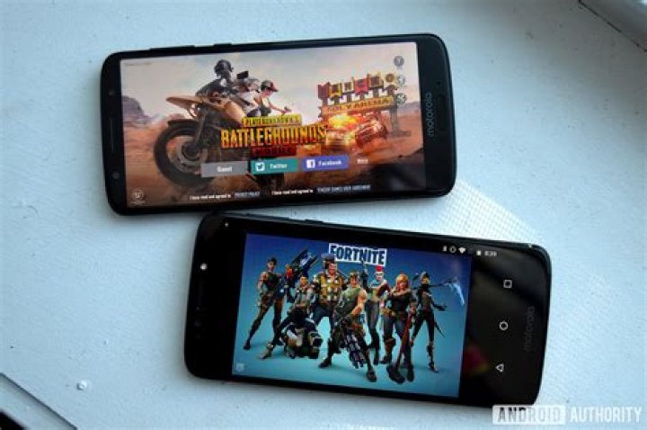 PUBG Mobile vs Fortnite Android Moto G6 AA3 pubg mobile vs fortnite android games moto g6