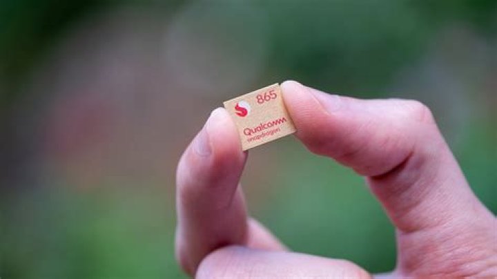 Qualcomm Snapdragon 865 in hand front Qualcomm Snapdragon 865 in hand front