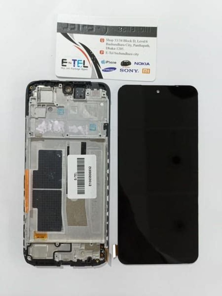 Redmi Note 11 display in hand angled Redmi Note 11 display in hand angled