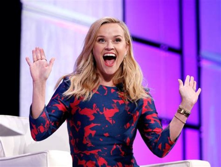 Reese Witherspoon waving