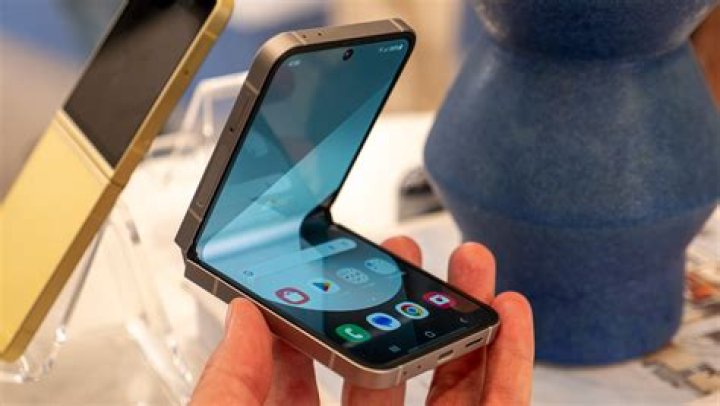 Samsung Galaxy Z Flip small display with notifications Samsung Galaxy Z Flip small display with notifications
