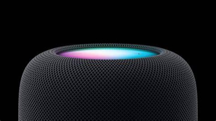 Siri lighting up a HomePod mini
