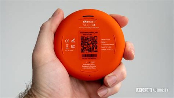 Skyroam Solis X bottom view in hand Skyroam Solis X bottom view in hand