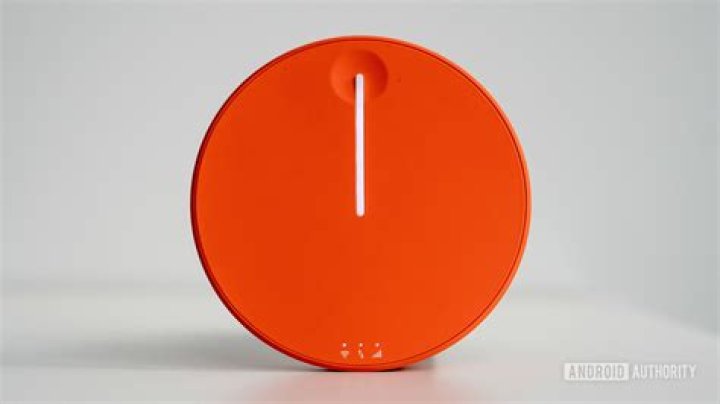 Skyroam Solis X top view with smartphone Skyroam Solis X top view with smartphone