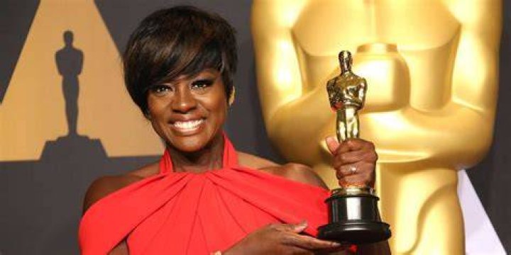 Viola Davis holding up her Oscar after her win
