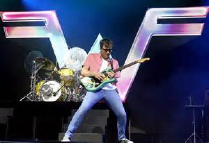 Weezer performs to WGA picketers.